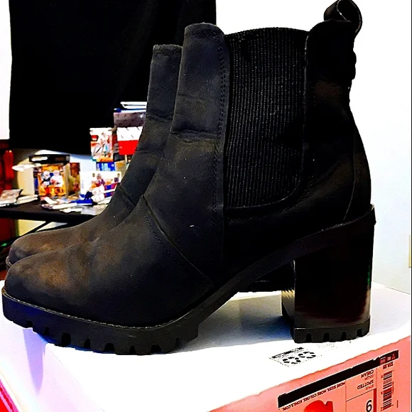 UGG Women’s Hazel Boot - Black. Ankle Boots. Never Worn. Size 9.5 - Picture 1 of 8